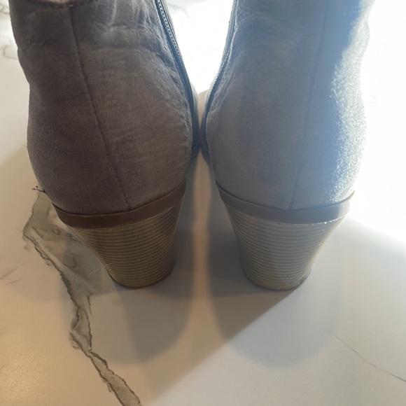 Banana Republic Ankle booties, size 7, Taupe, Tan, Chunky 4 inch heel - Picture 6 of 15
